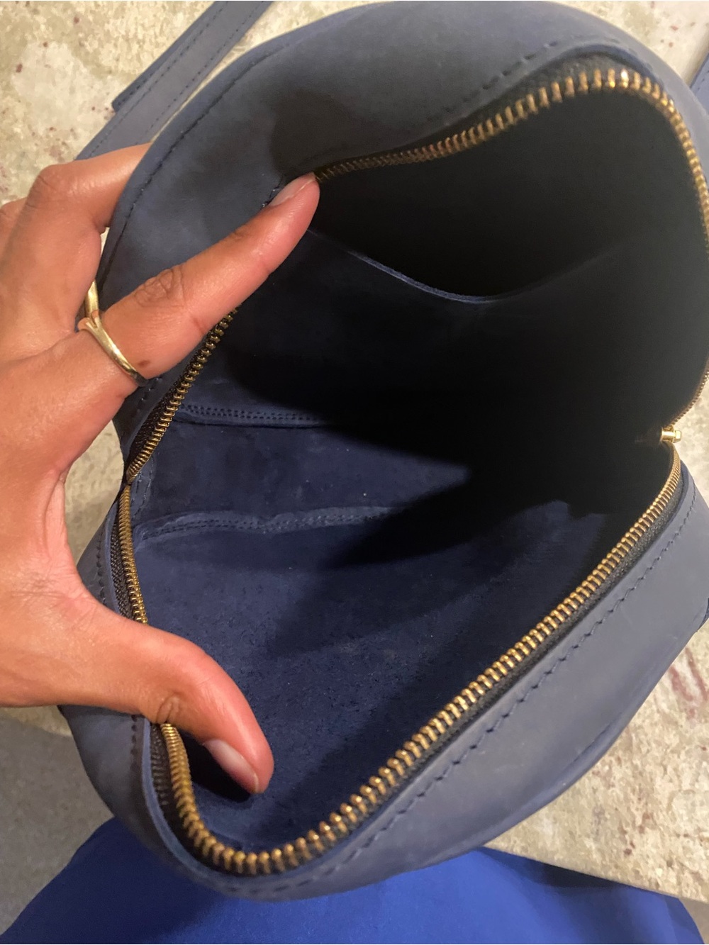 Portland Leather-Crossbody - Picture 4 of 6